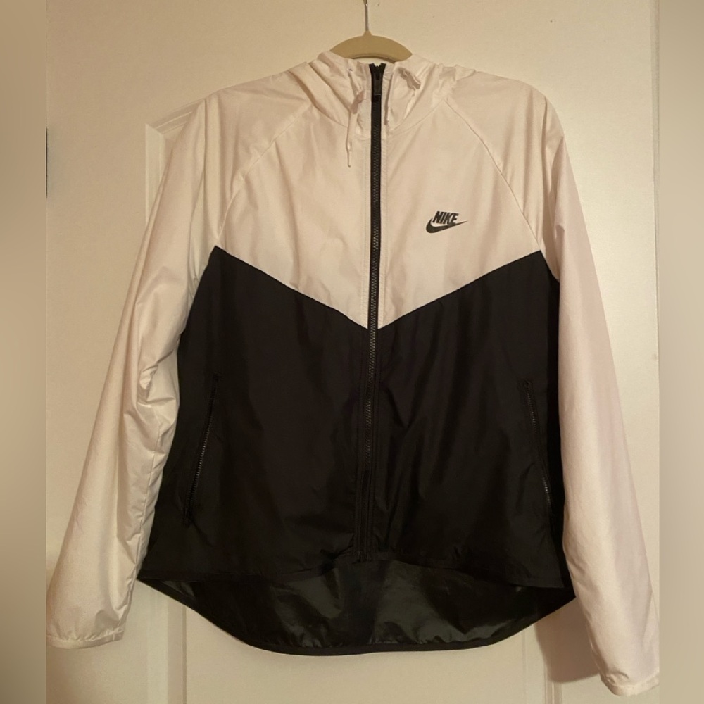 Nike Women’s Windbreaker Size M